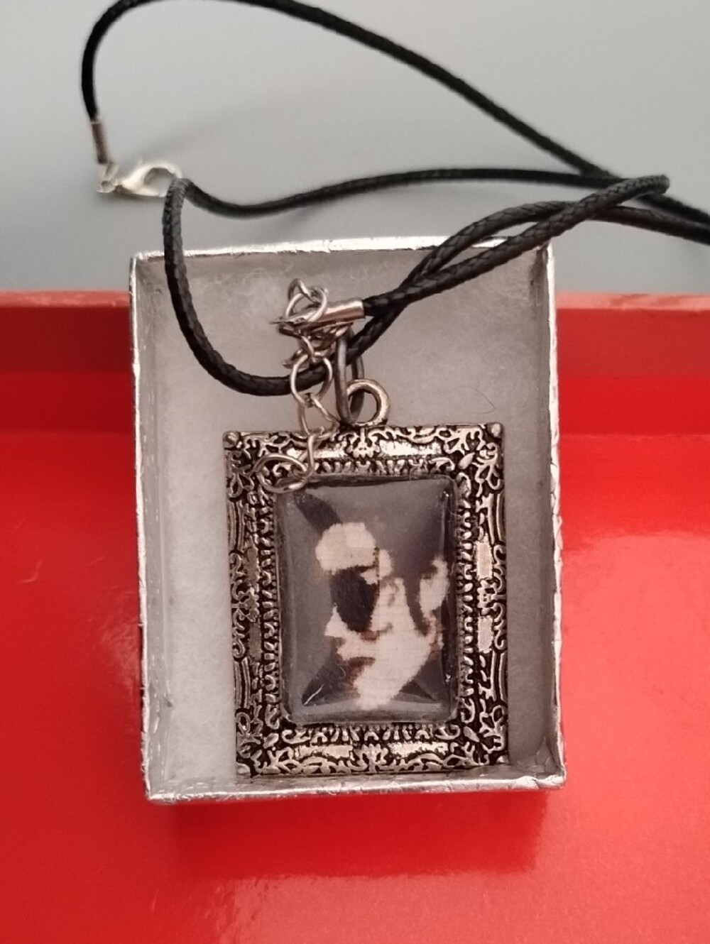 MJ Antique-Style Black Crochet Silhouette Photo Frame Pendant Necklace